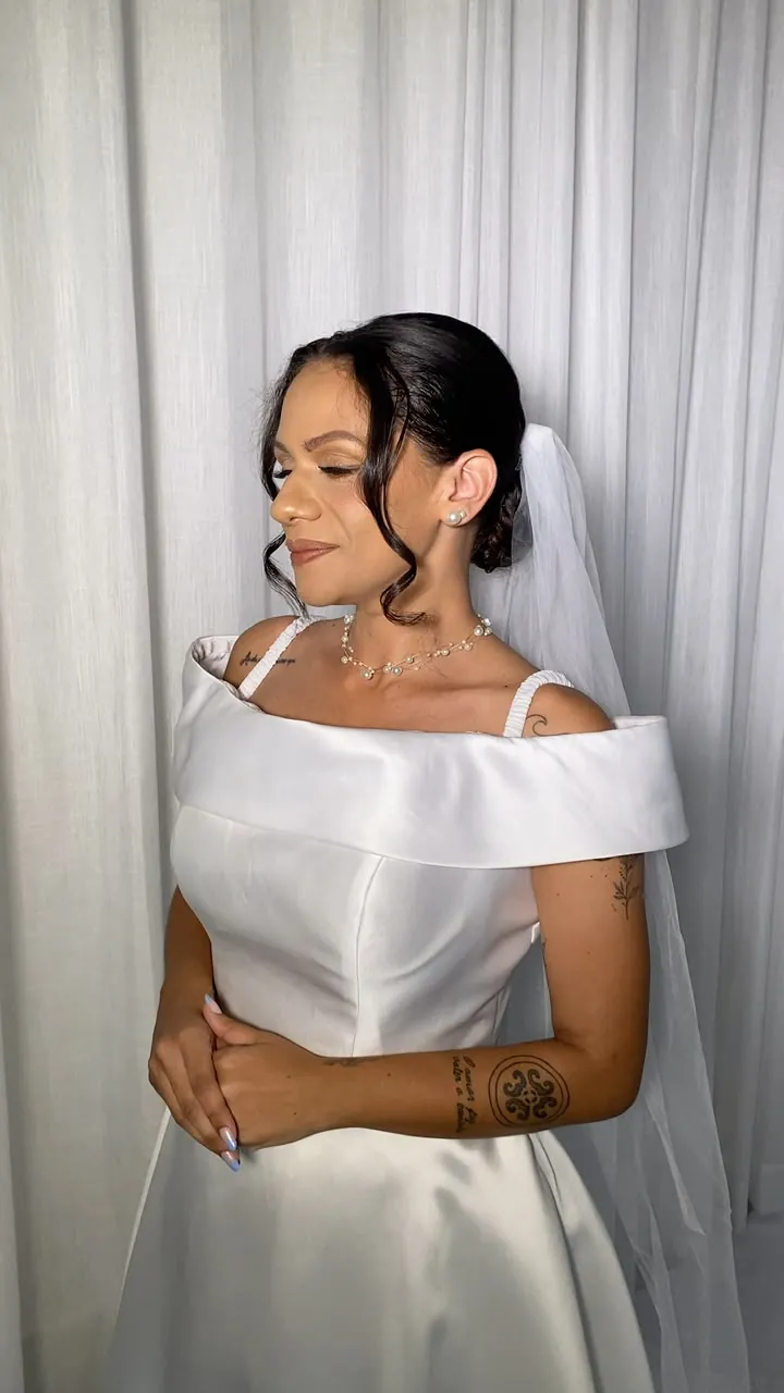 Noiva com maquiagem leve e penteado preso com véu