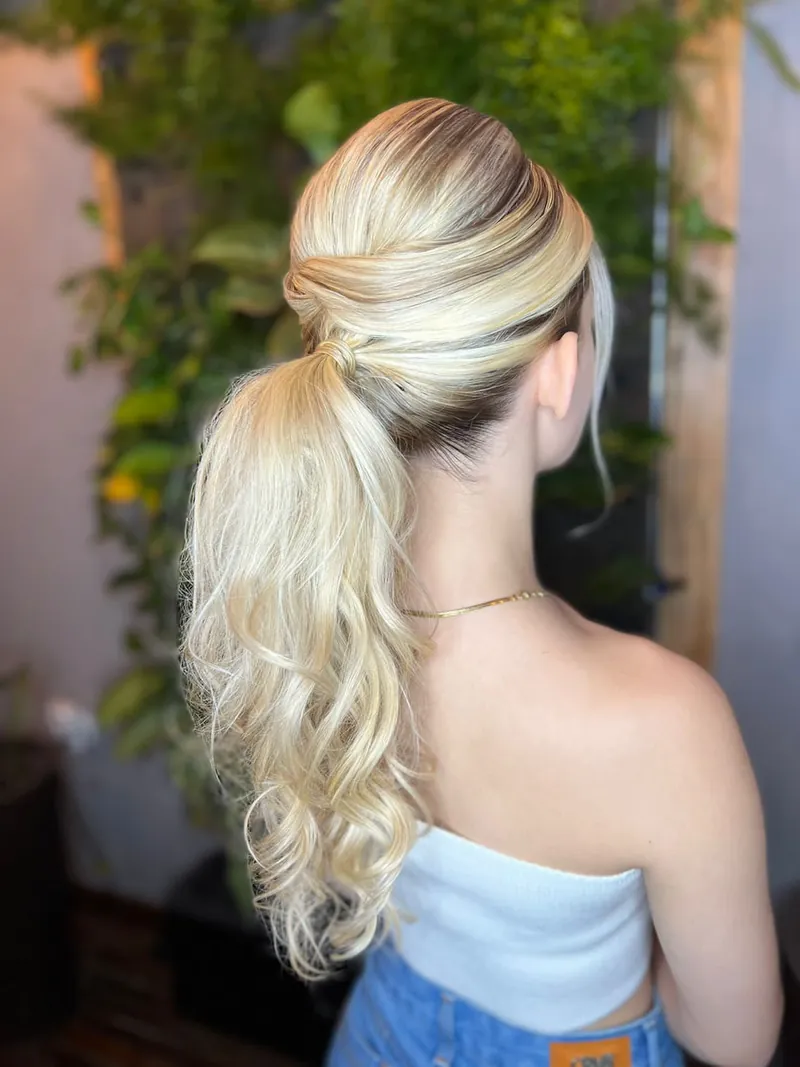 Rabo de cavalo com volume e ondas