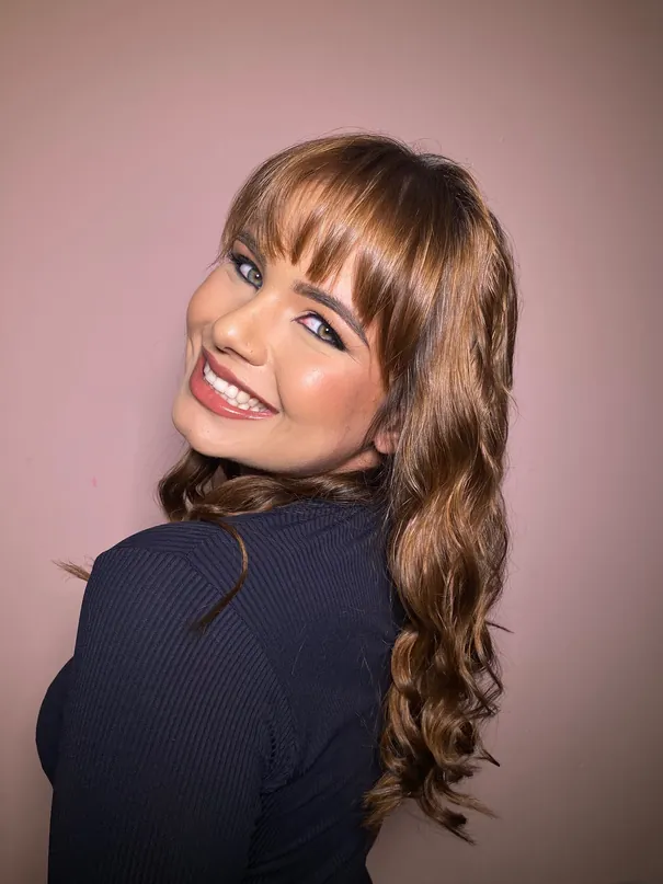 Ondas com babyliss e maquiagem luminosa