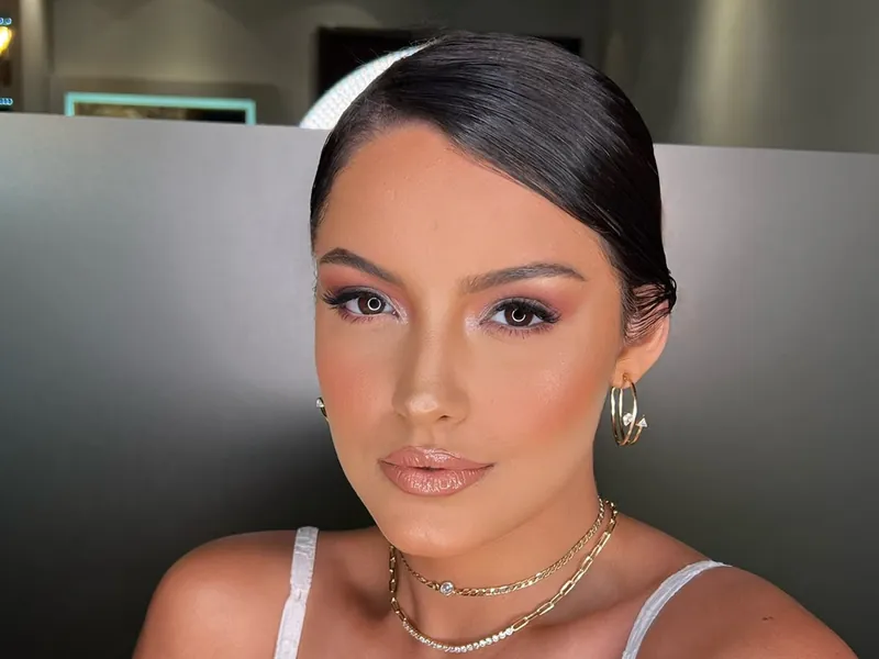 Maquiagem iluminada com olhos rosados