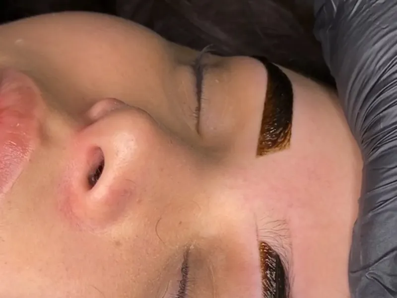 Aplicação de henna no design de sobrancelhas